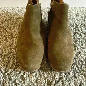 brown Vionic ankle booties. Size 9.5. Buckle on side zipper round toe